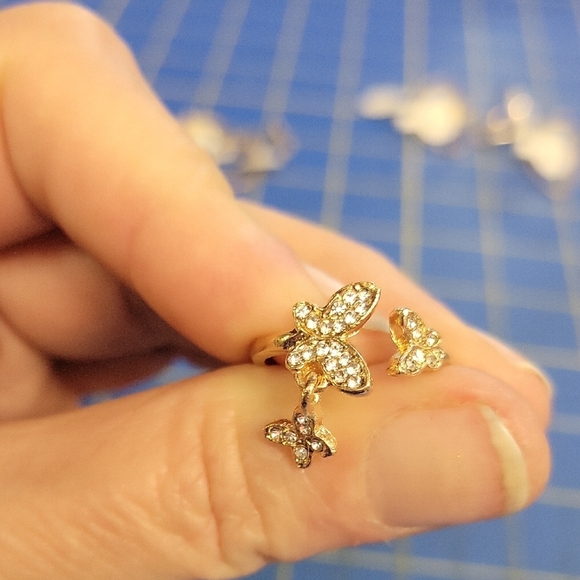 Gold Tone Butterfly Dangle Ring - Picture 1 of 4